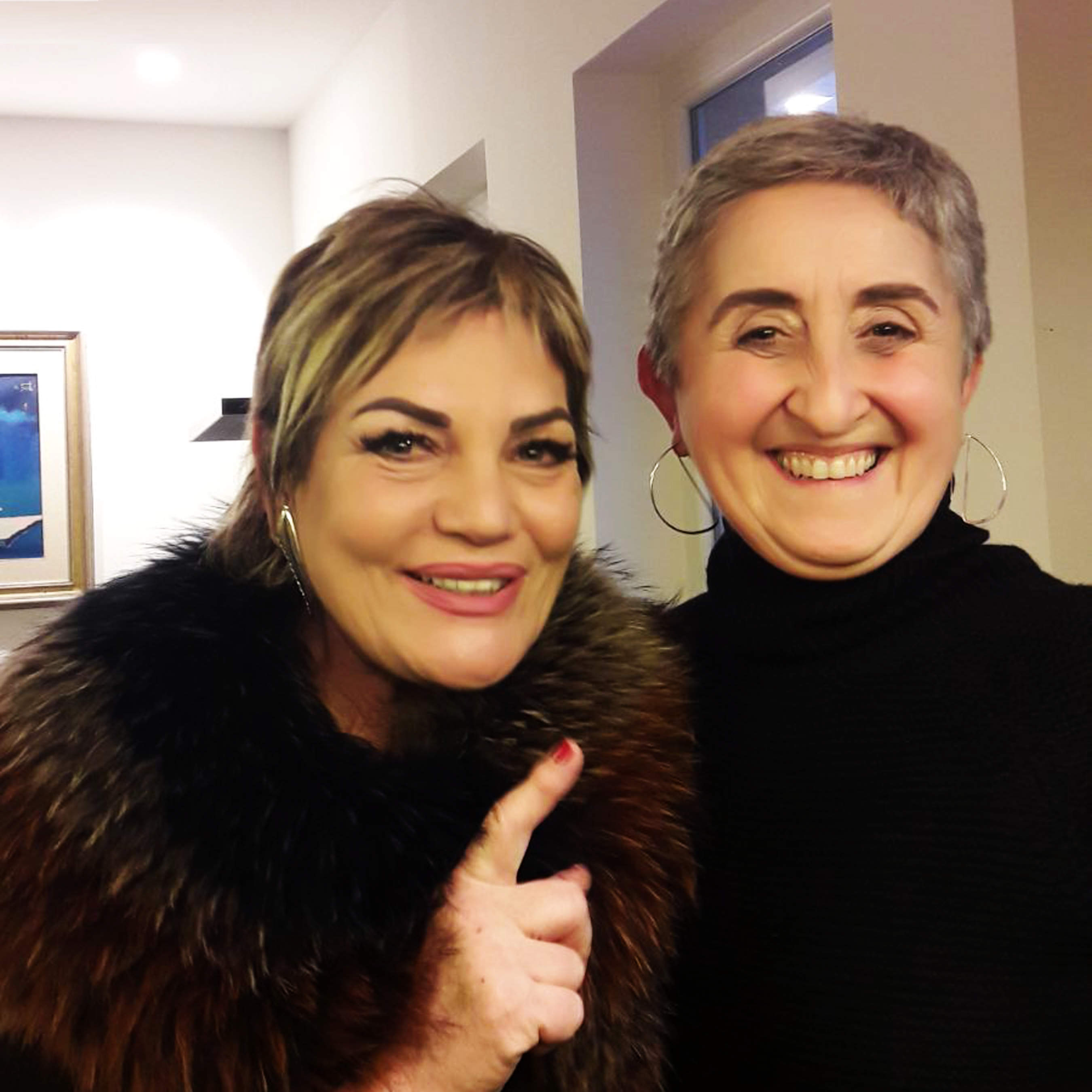 Paola, la titolare con l'attrice Cristina Donadio - la grandissima Scianel di Gomorra -