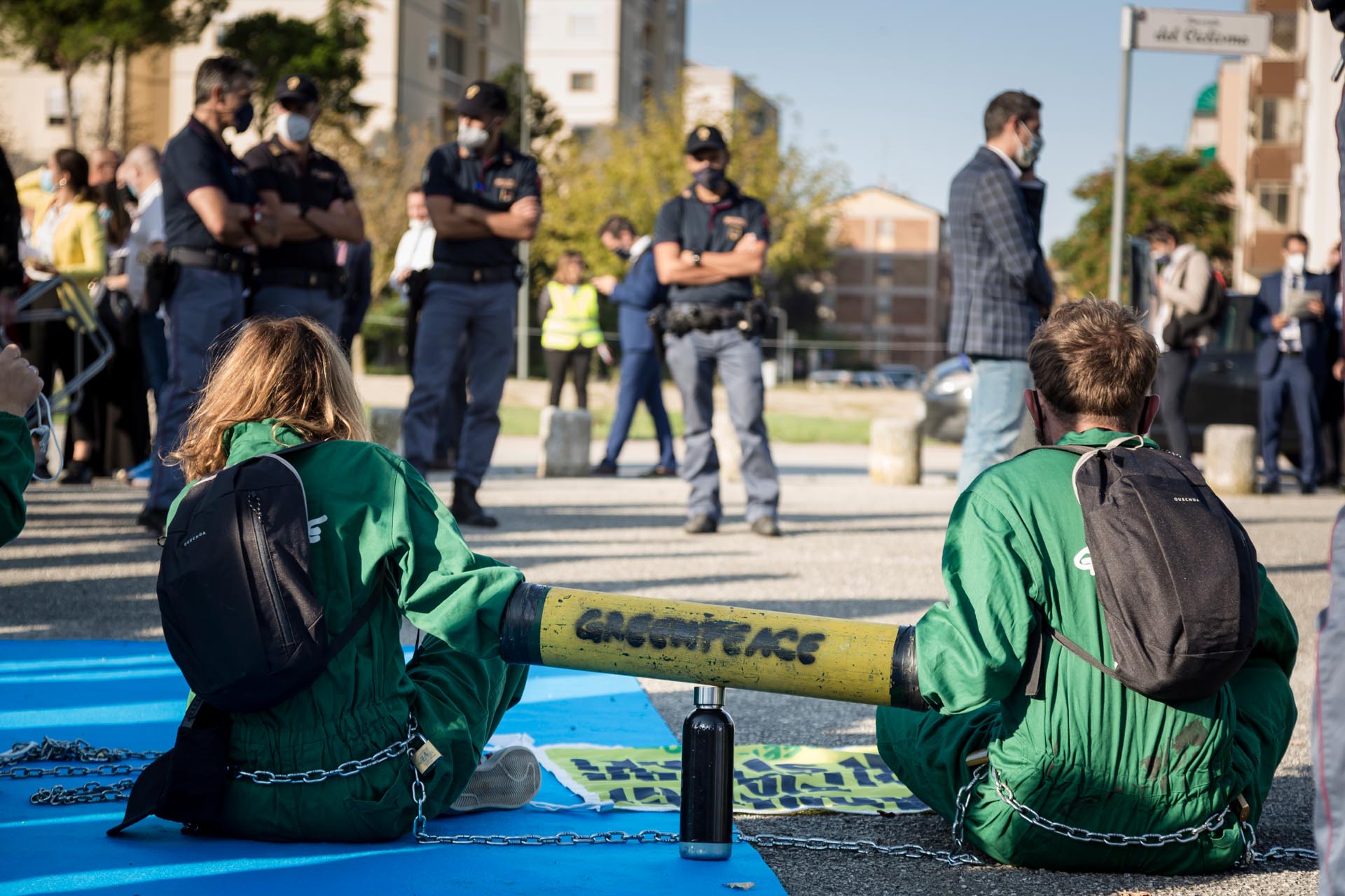 Protesta di Greenpeace su una piattaforma a Ravenna: "No alla finzione ecologica fra governo e aziende petrolifere"