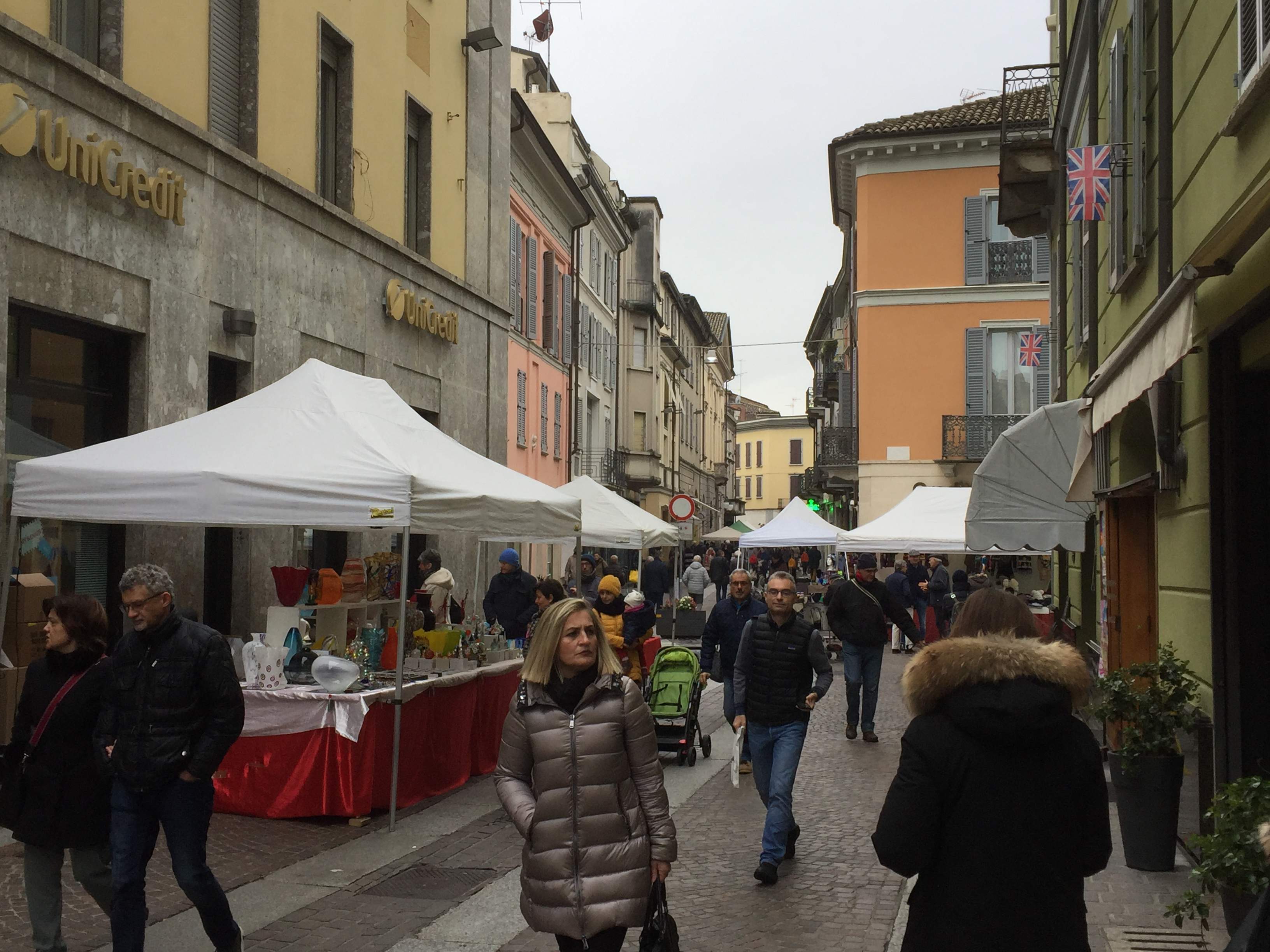 tradizionale mercatino "Curiosità in Via Emilia" presso il centro storico di Voghera (PV))