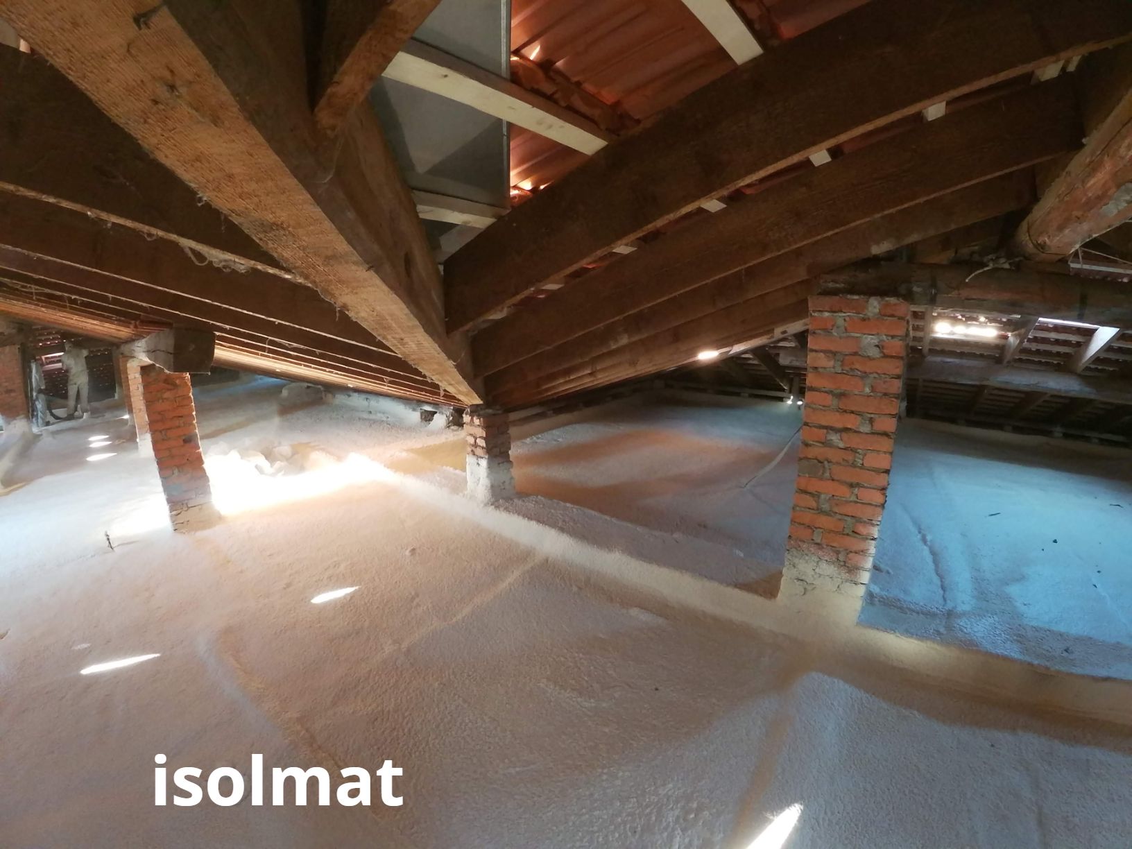 poliuretano a spruzzo  isolamento tetto materiale calpestabile impermeabile insufflaggio costo prezzi sottotetto solaio