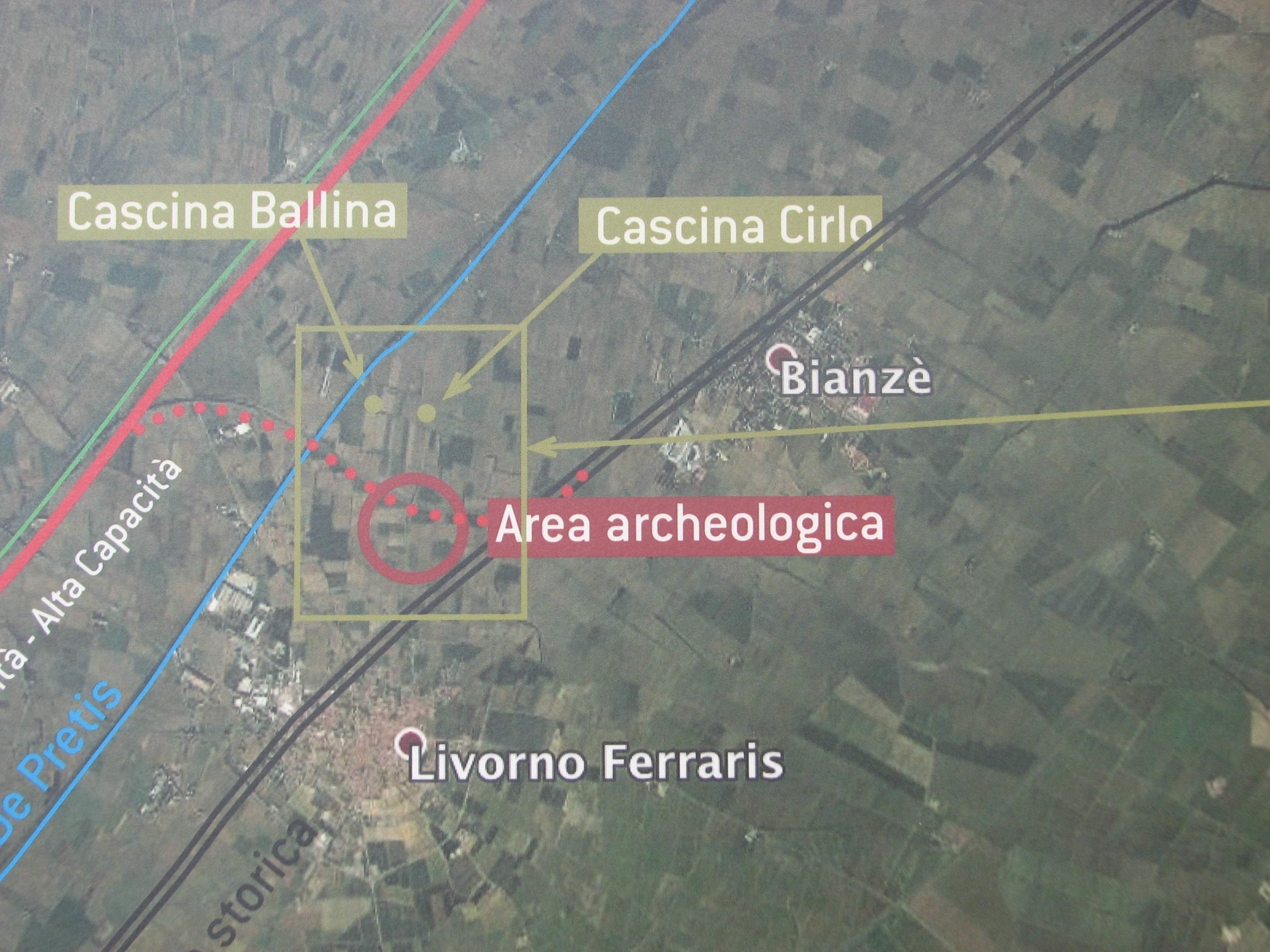 Tra Bianzè e Livorno, nei pressi delle cascine Cirlo e Ballina,  si trova la necropoli romana