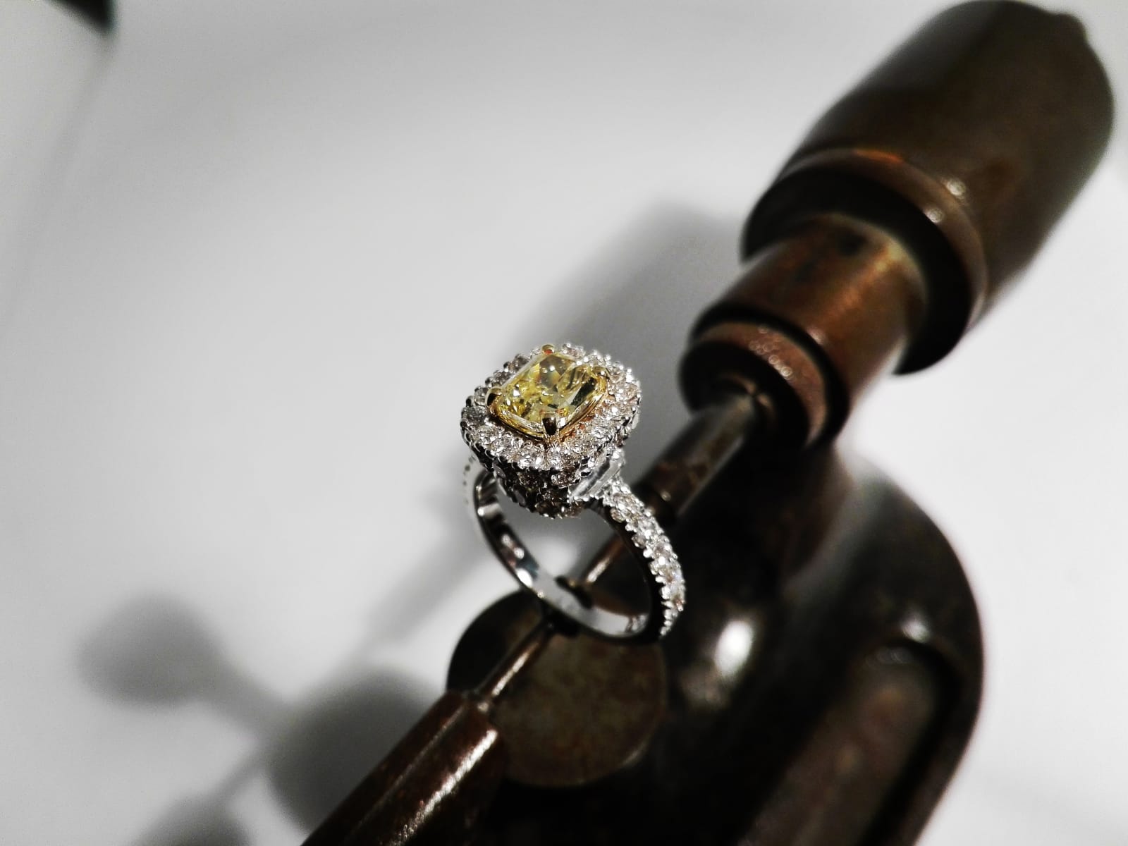 Ring in white gold, cushion-cut Fancy yellow Intense diamond, diamonds on the contour and on the ste