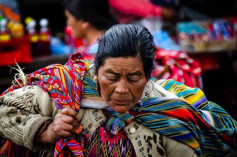 CRISTIANO ZINGALE. Una donna al mercato di Chichicastenango (Guatemala).