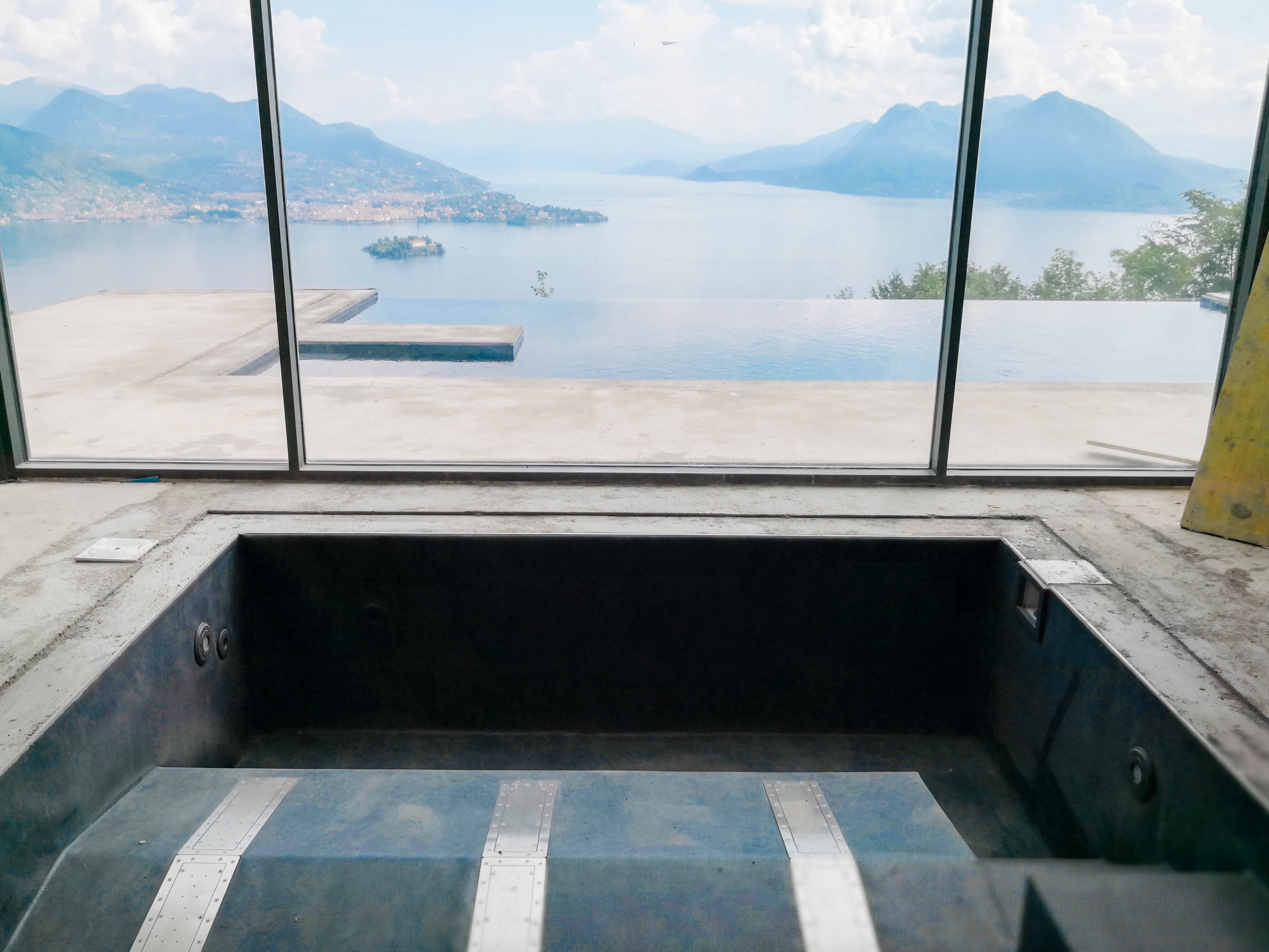 Realizzata piscina interna ed esterna a sfioro in una villa sul Lago Maggiore.