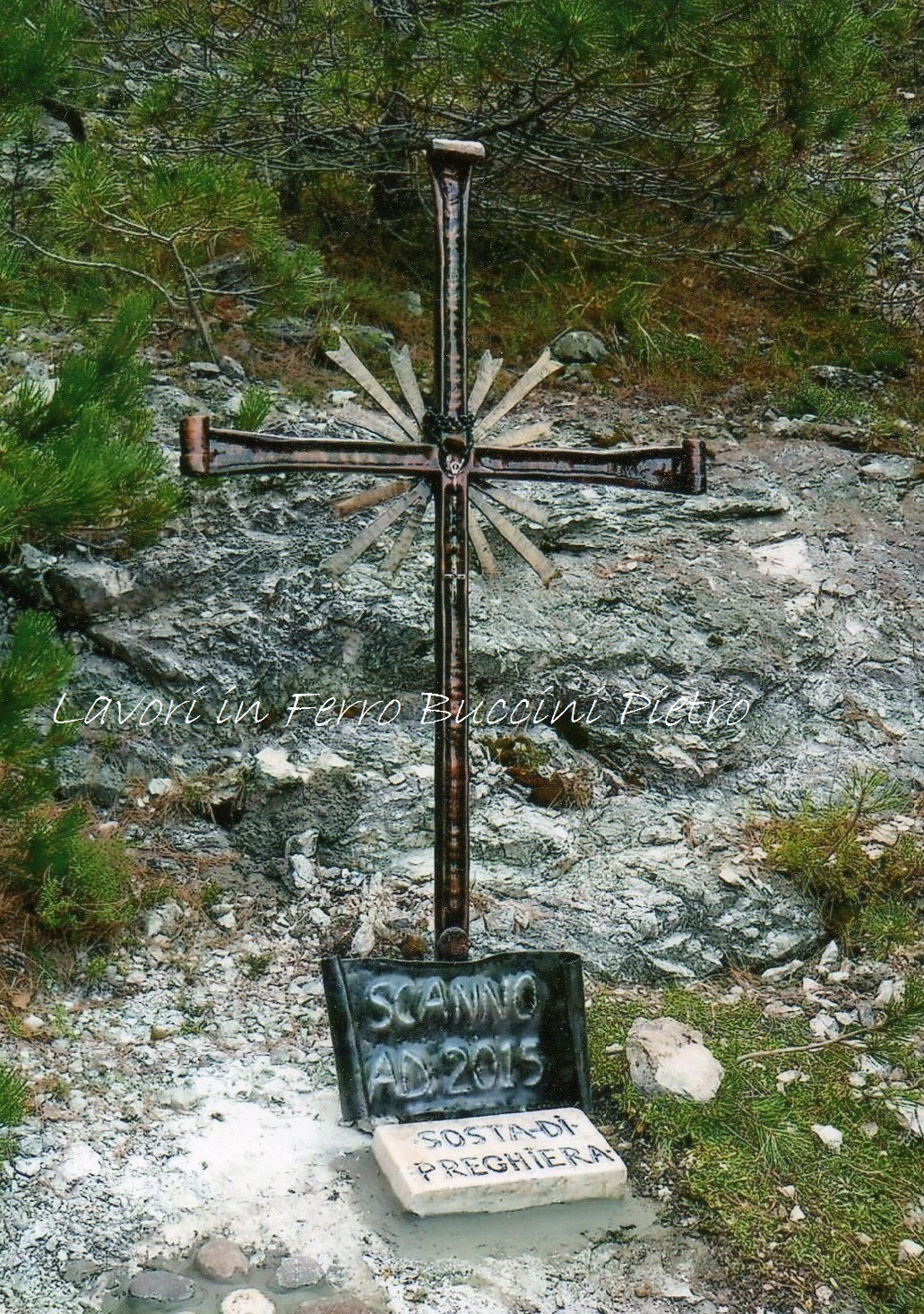 Crocifisso in ferro battuto artigianale, posto lungo il percorso Scanno (AQ)-Gallinaro (FR)