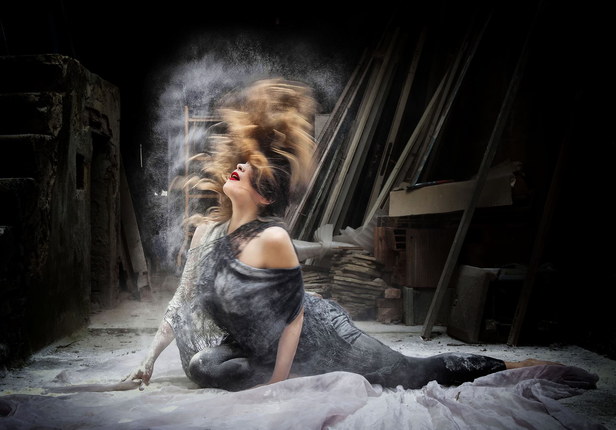 donna ricoperta da una nuvola di farina , rimessa degli attrezzi, Ambra, Toscana