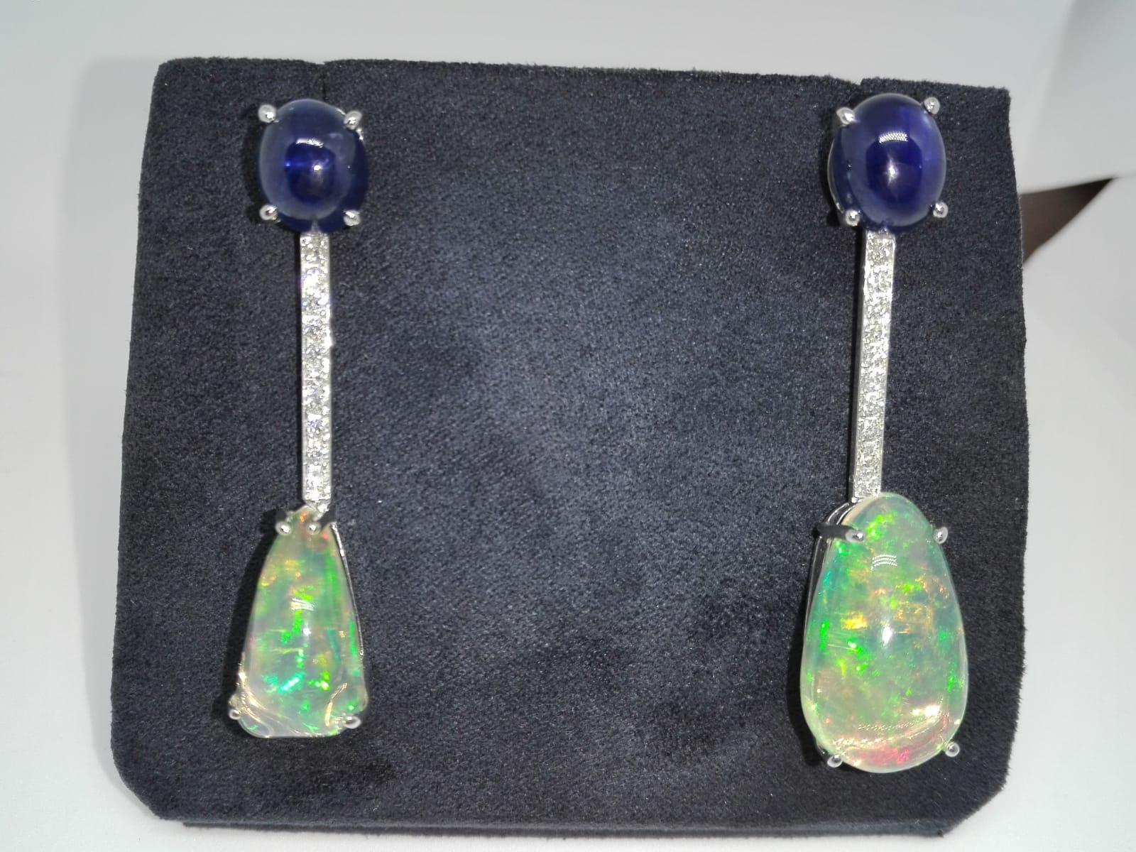 Earrings in white gold, cabochon sapphires, Ethiopian opals and brilliant cut diamonds