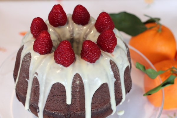 Bundt cake al cioccolato glassa all'arancia e lamponi