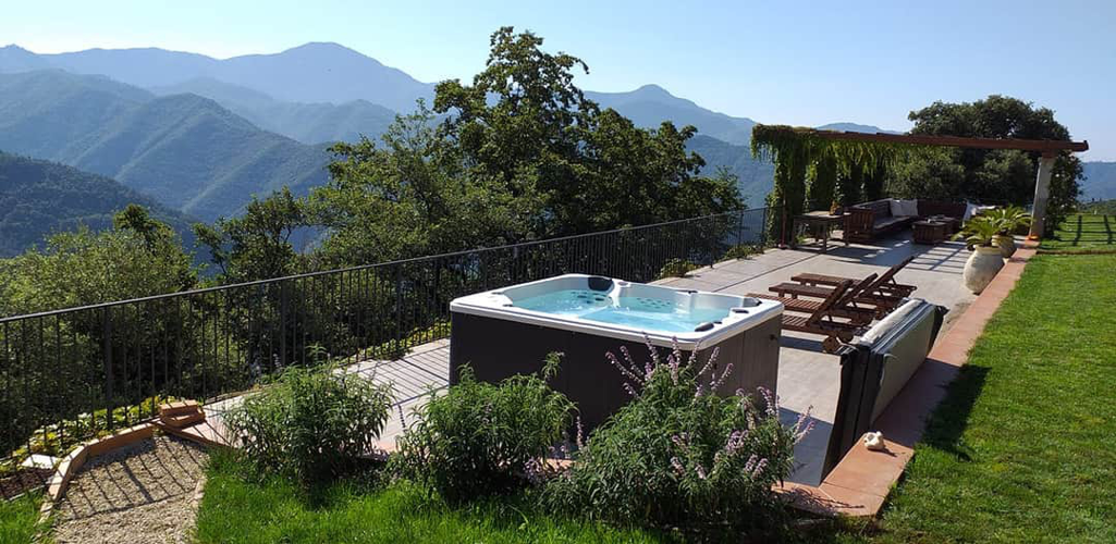 hot tub in farmhouse in Pigna - Imperia - Liguria