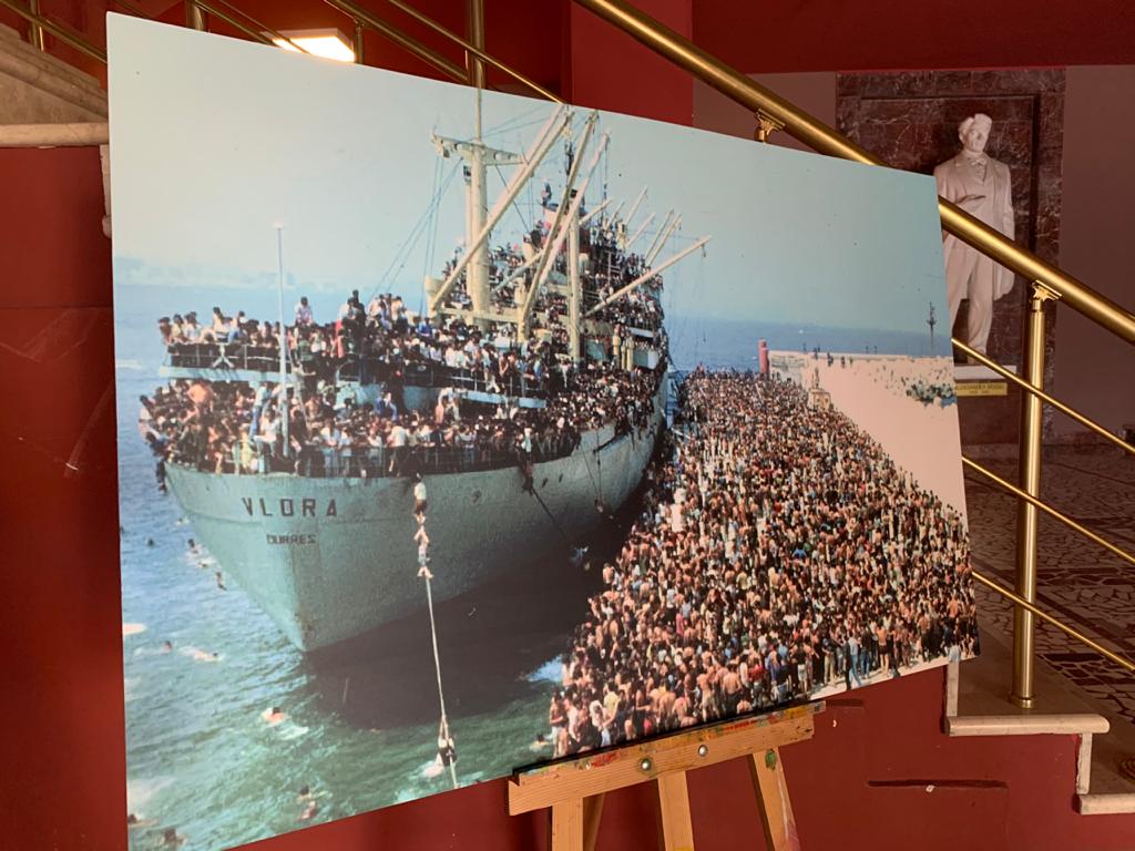 Voci e immagini dalla Vlora, la nave dei disperati che fuggì dall'Albania