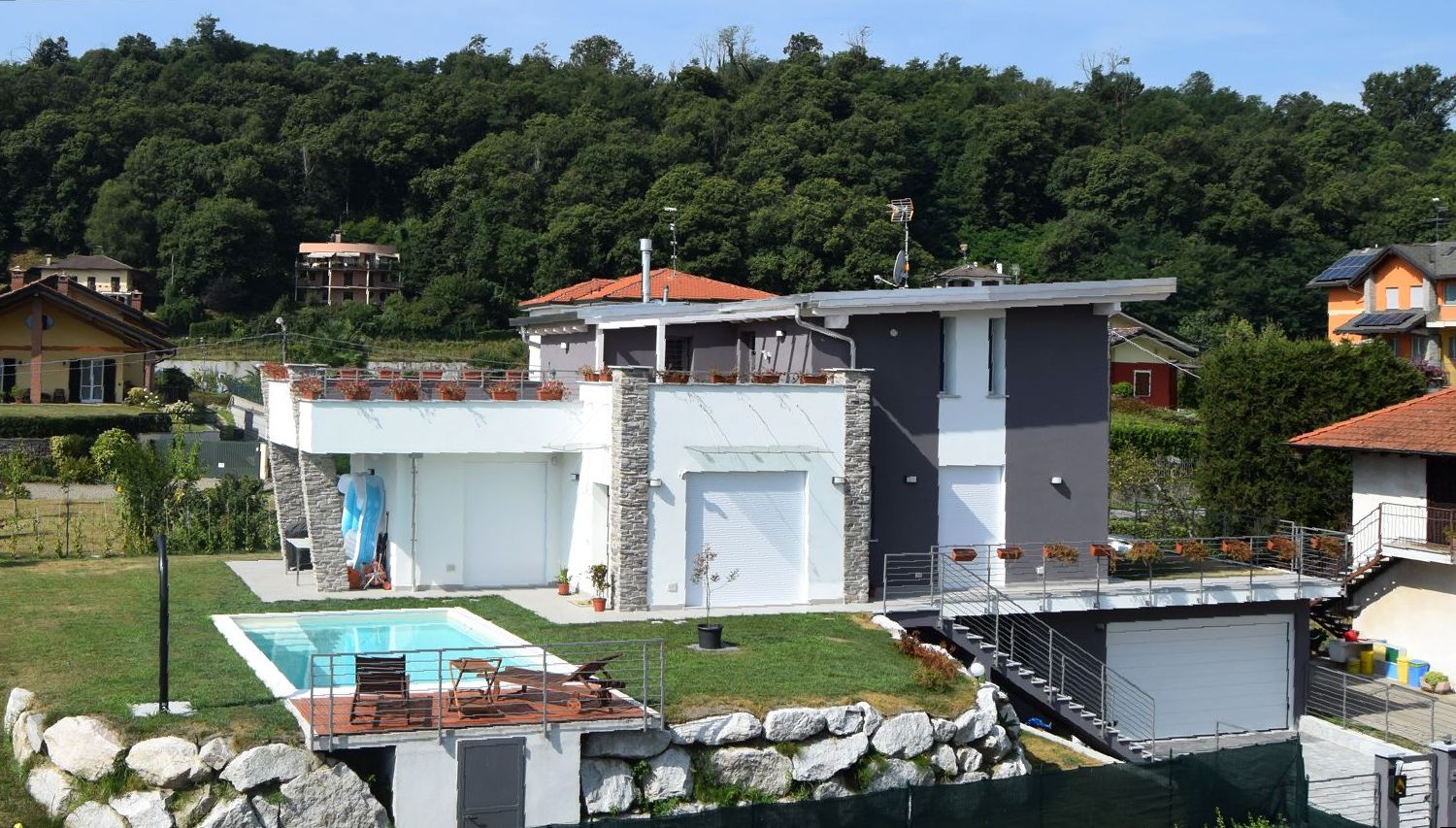 Realizzata villetta con vista sul Lago Maggiore. Ampia terrazza con vista sul lago e piscina.