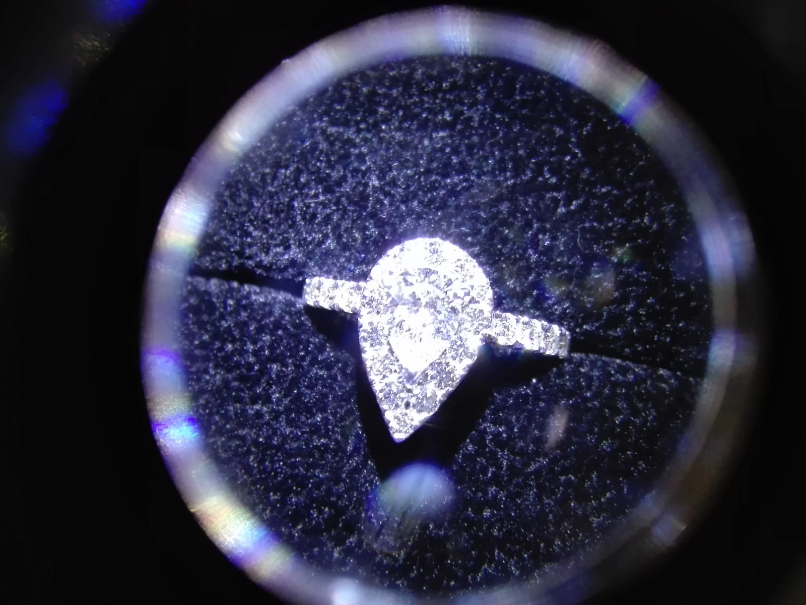 Обручальное кольцо с бриллиантом в форме капли