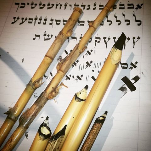 Arte Calligrafica e Meditazione sulle Lettere dell'Alfabeto Ebraico