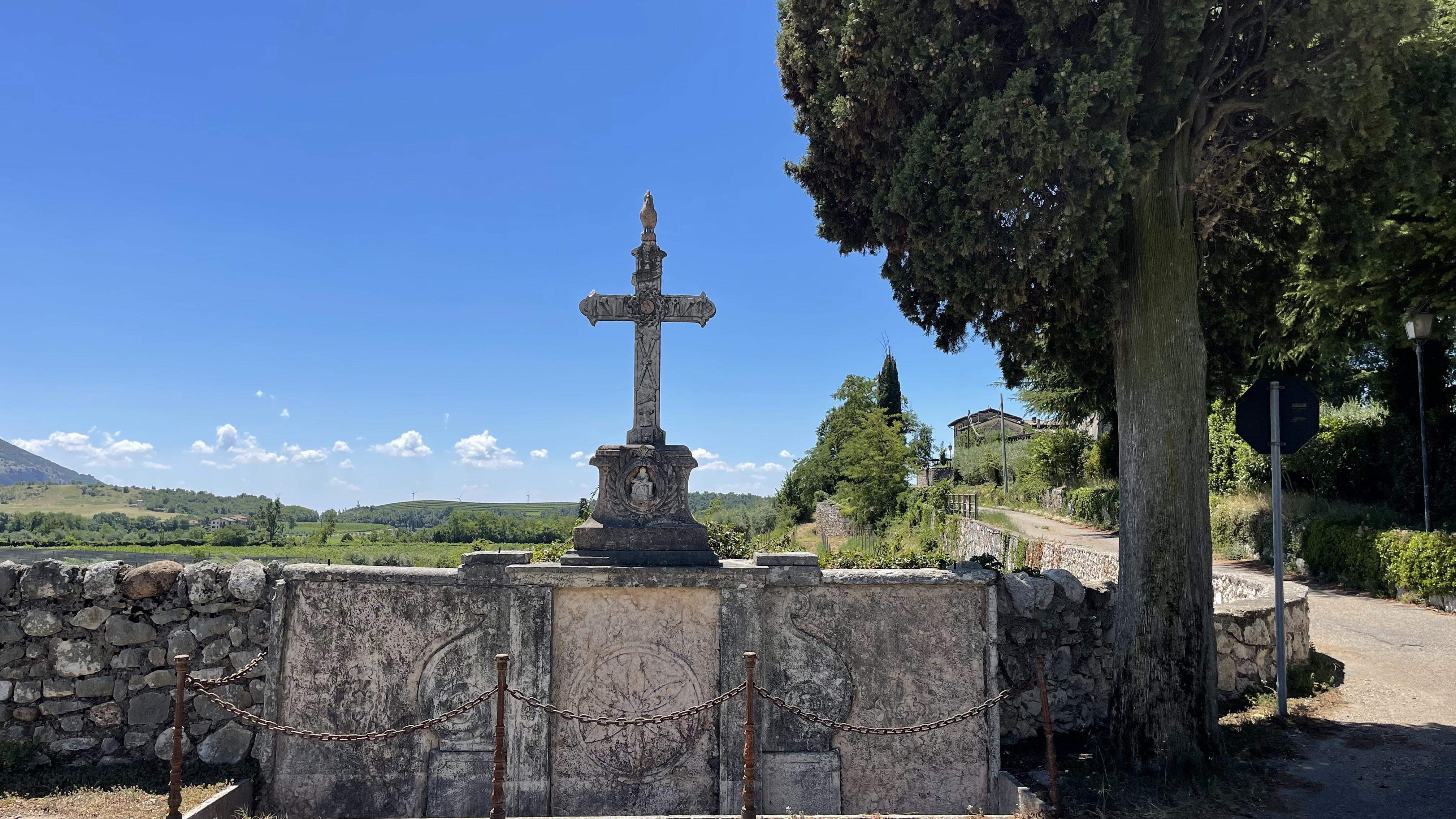 Sulla via del santuario, l'antica croce in località Platano, Caprino Veronese.