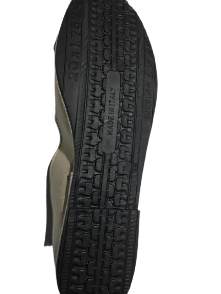 la suola delle friulane di pli pla a Milano che ricorda i pneumatici usati dai vecchi calzolai friulanipng