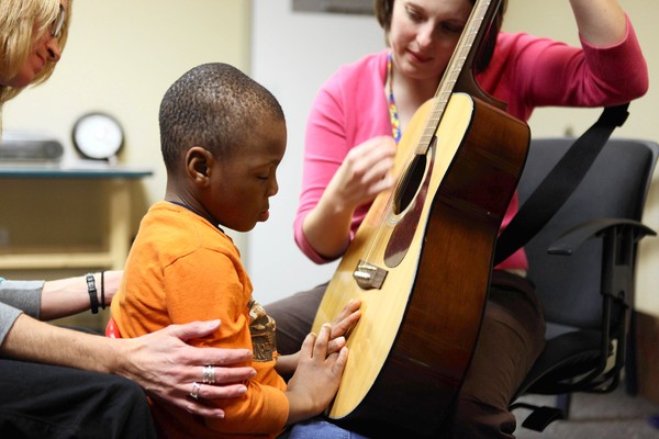 Musicoterapia nei disturbi dello spettro autistico. I vantaggi della Musicoterapia nel trattamento dell’autismo.