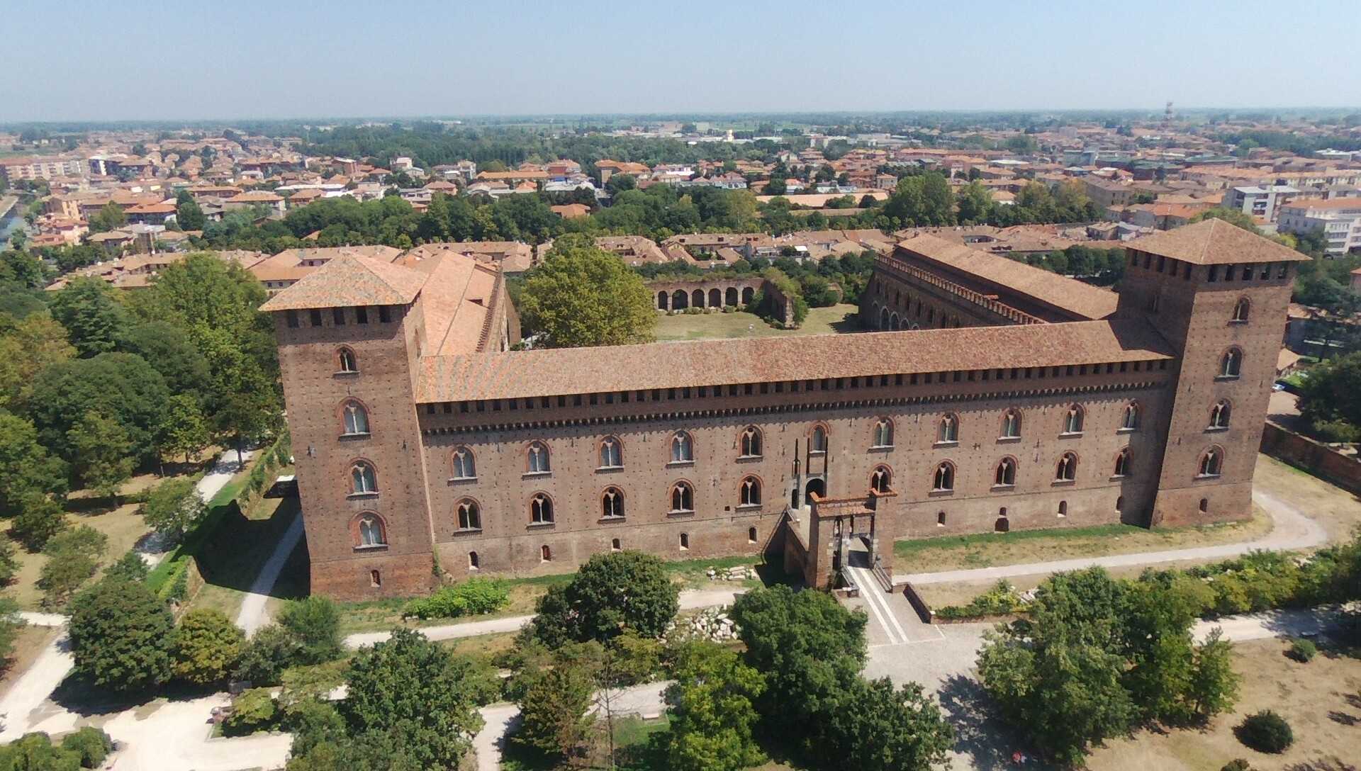 Il castello Visconteo di Pavia foto del Pilota di Drone (APR) Fabio Manera 