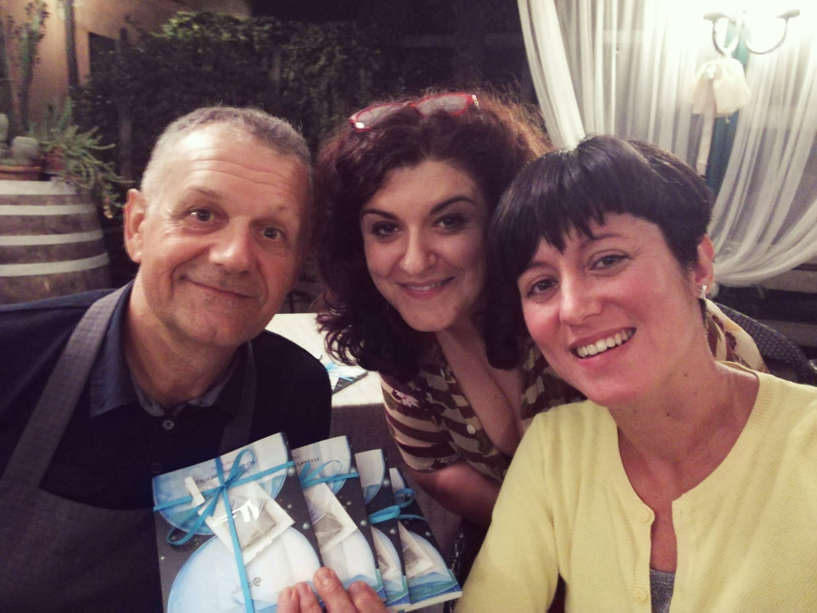 L'autrice Lidia Furlan, Roberto Minchio dell'Osteria Da Caronte e l'editrice Gabriella Gavioli