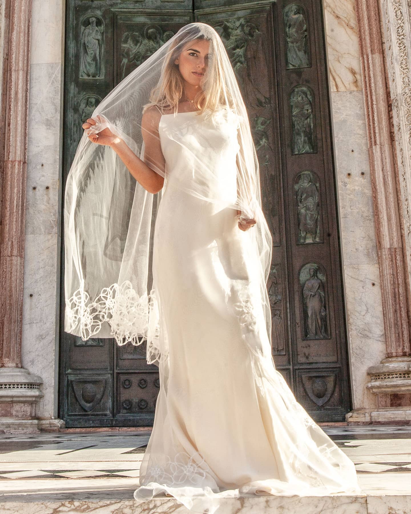 modella in abito da sposa con velo alta moda Siena