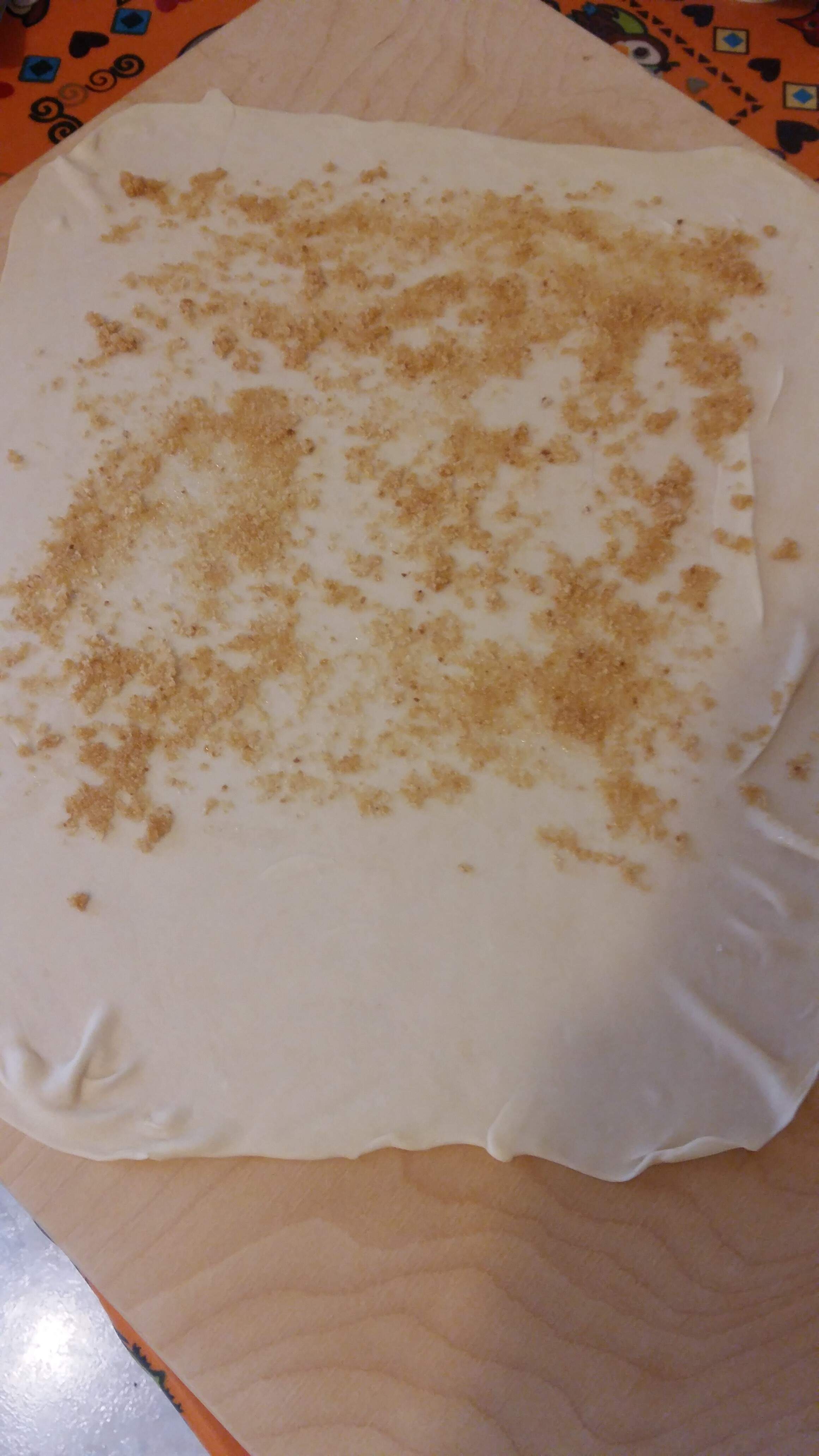 Ulozylam na 2/3 powierzchni ciasta podsmazona na masle tarta bulke.