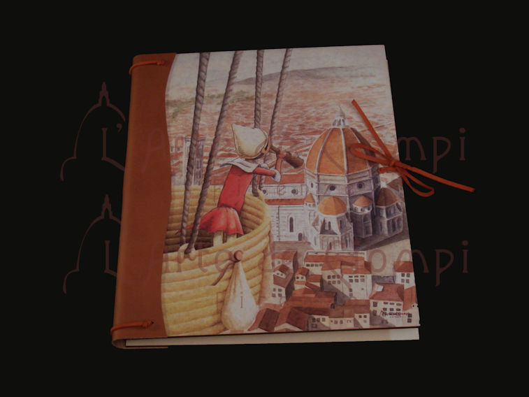 Album con blocco e la matita per disegnare con immagine di Pinocchio che guarda con il cannocchiale