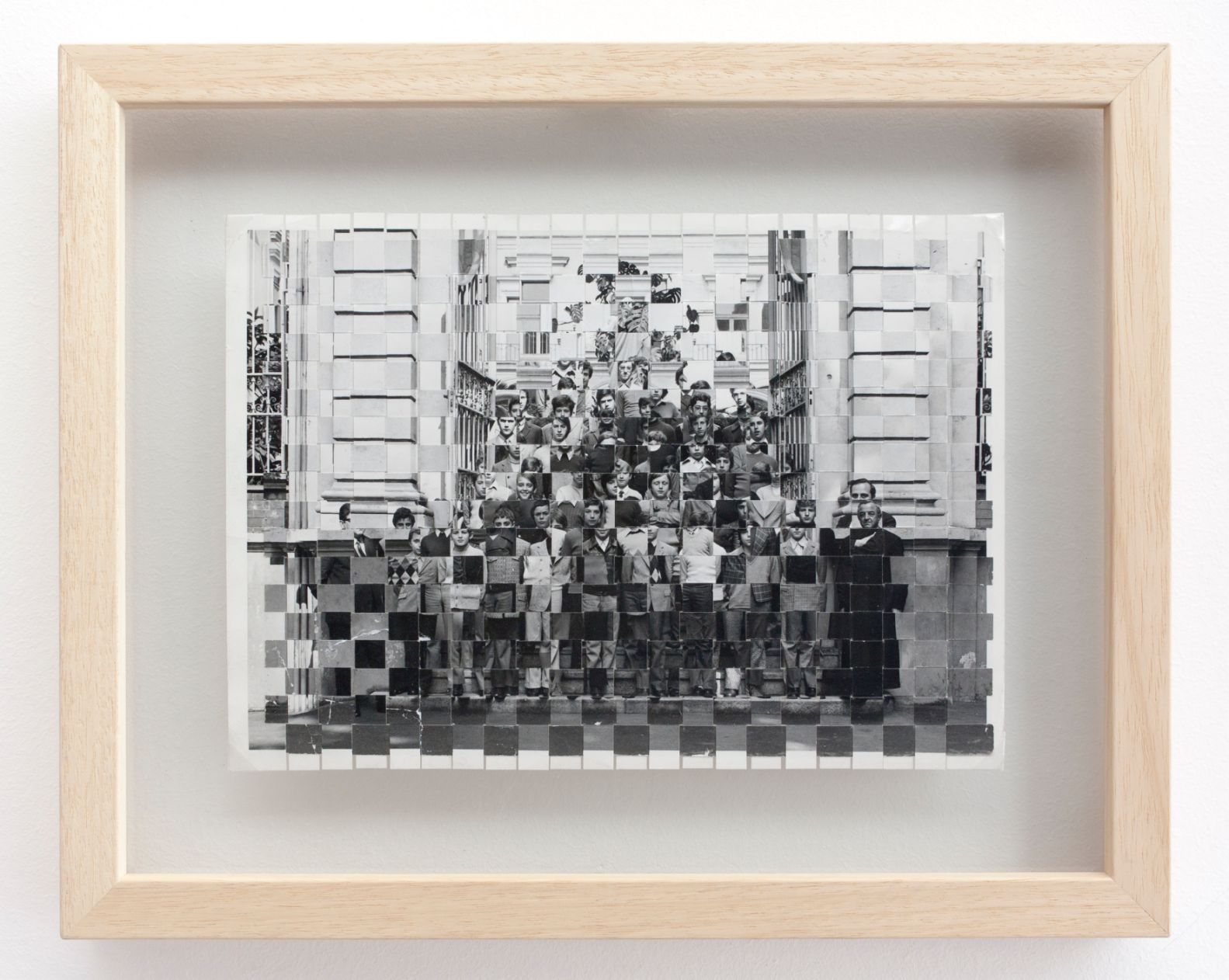 2015, intreccio di 2 fotografie, 18 x 25 cm, con cornice in legno a doppio vetro 29 x 36 cm