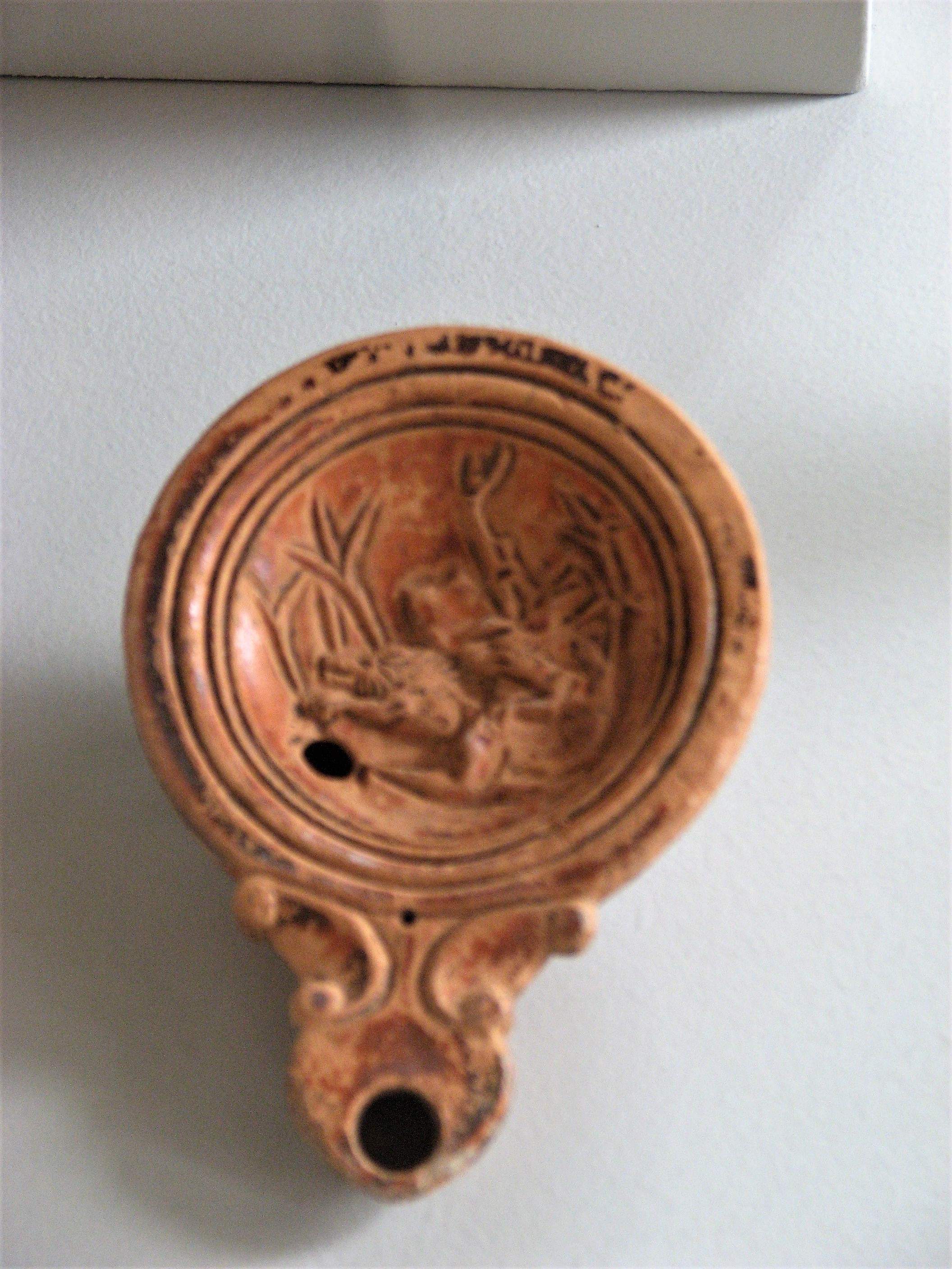 Con lucerna decorata con amorino e asse dell'imperatore Claudio