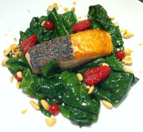 Filetto di salmone spinaci e frutti rossi