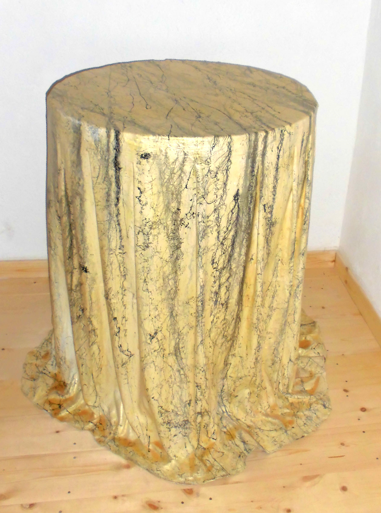 tavolino alto (2010) diameto cm. 80 x h cm. 55 gomma, naturale tela, ferro