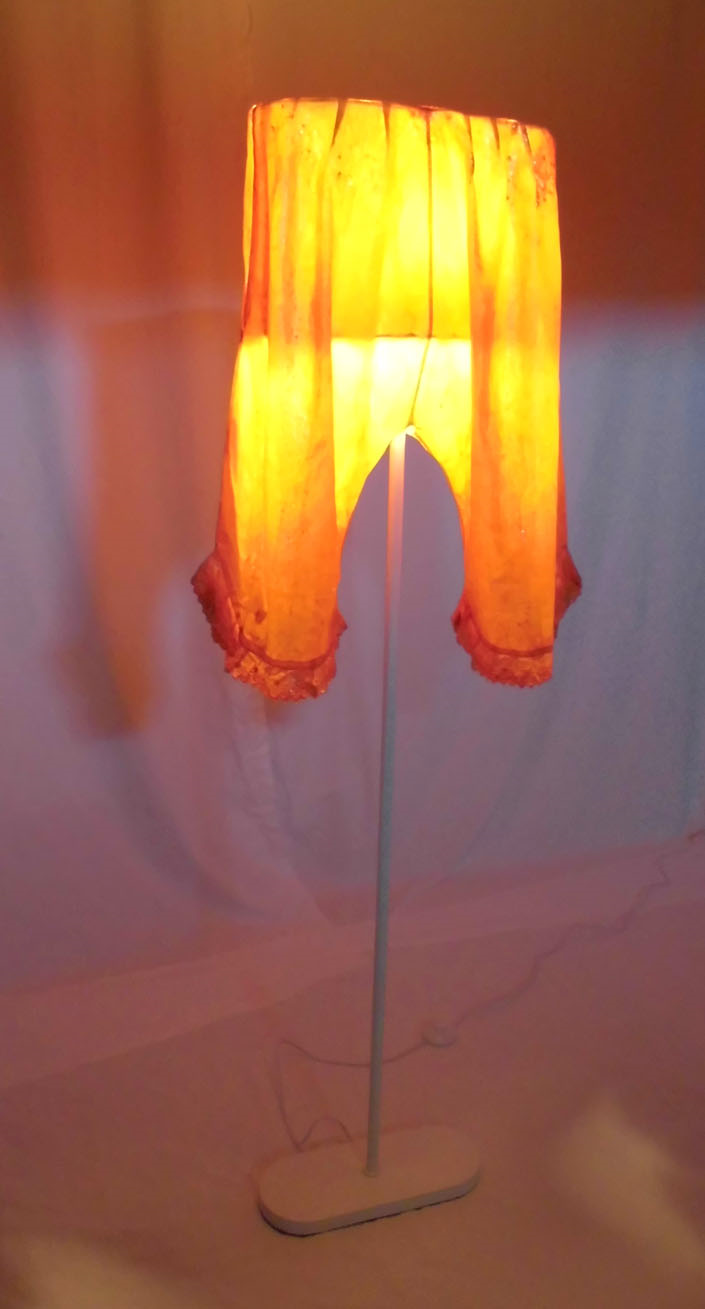 lampada da terra (2012) cm. 160 x 40 x 20 tela antica, ,resina, metallo e plastica