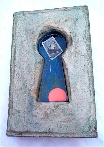 (2001) cemento,  fotografia, pennini, resine cm 48 x 30 x 7