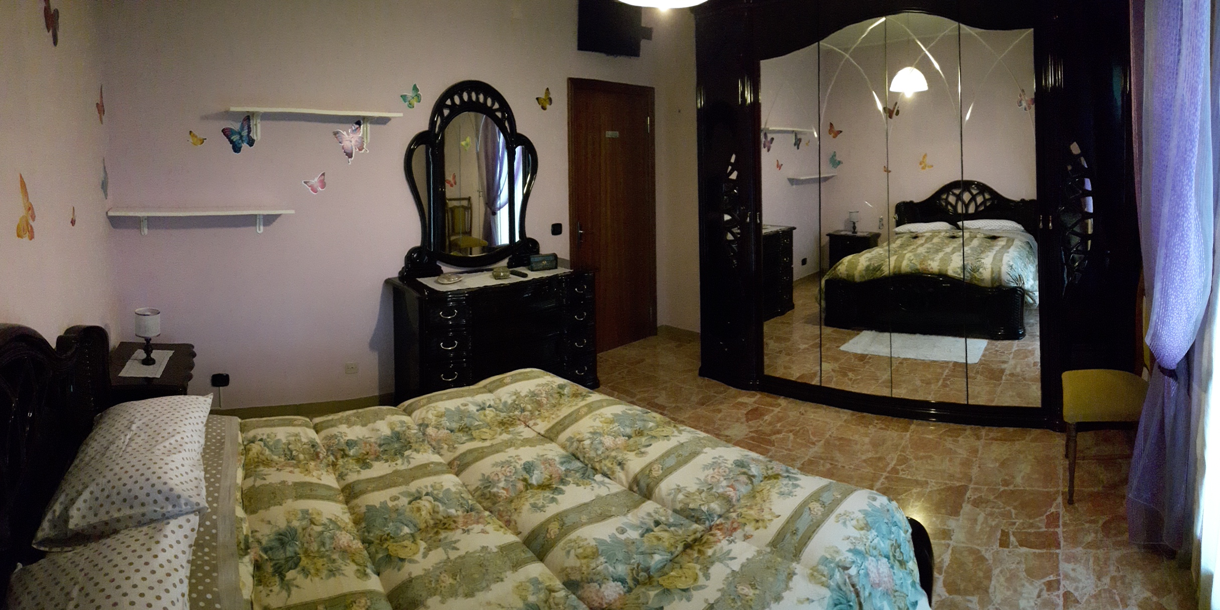 Camera doppia con letto matrimoniale e balcone, sono disponibili lenzuola e coperte aggiuntive.