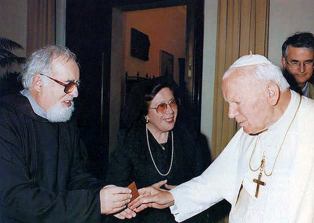 Papa Giov. Paolo II saluta p. Ignacio nel giorno della consegna del Decreto di Approvazione dei TOV