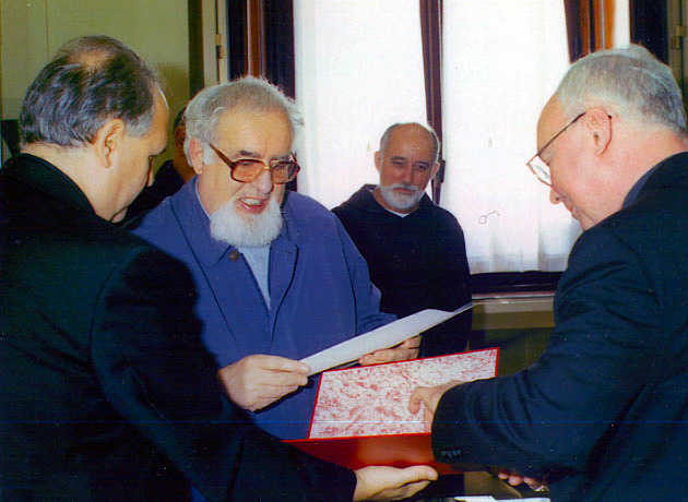 Roma. Vaticano. P. Ignacio riceve il Decreto di Approvazione dei TOV il 4 ottobre del 2002 