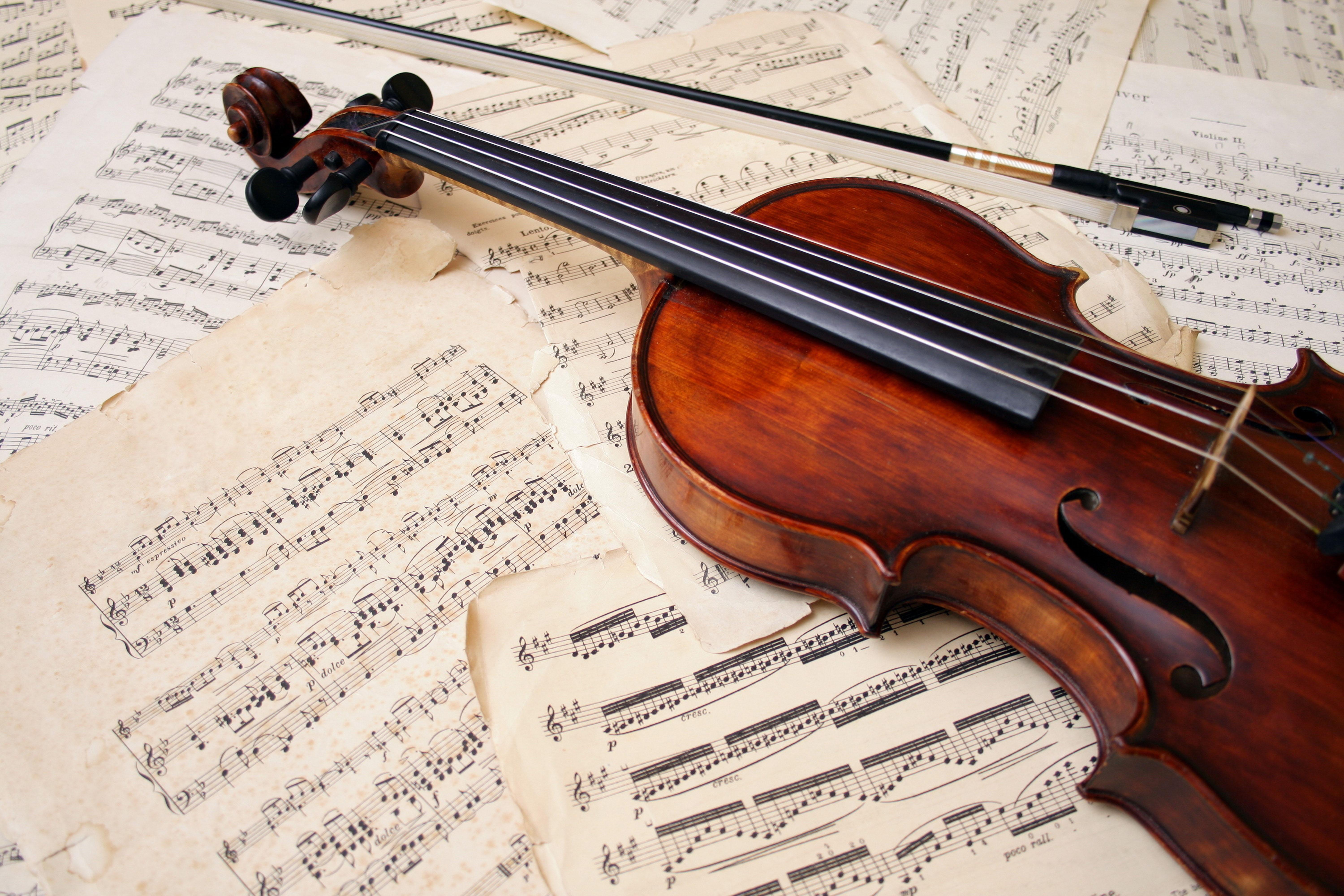 spartito musicale e violina per gli allestimenti di musica classica