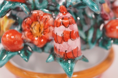 Dettaglio rosso albero di Natale in ceramica realizzato a mano