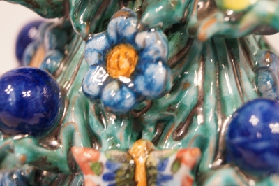 Dettaglio blu albero di Natale in ceramica realizzato a mano