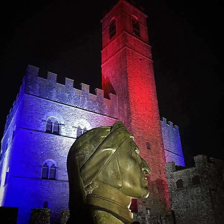 Il Castello si tinge con i colori della bandiera Francese in onore delle vittime degli attentati.