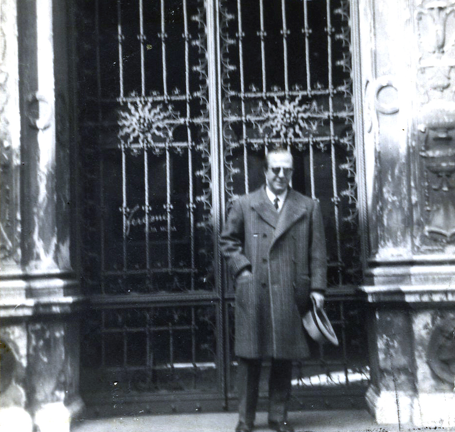 Aldo Fercioni sull'ingresso dell'Atelier in via S.Spirito, nel palazzo Bagatti Valsecchi