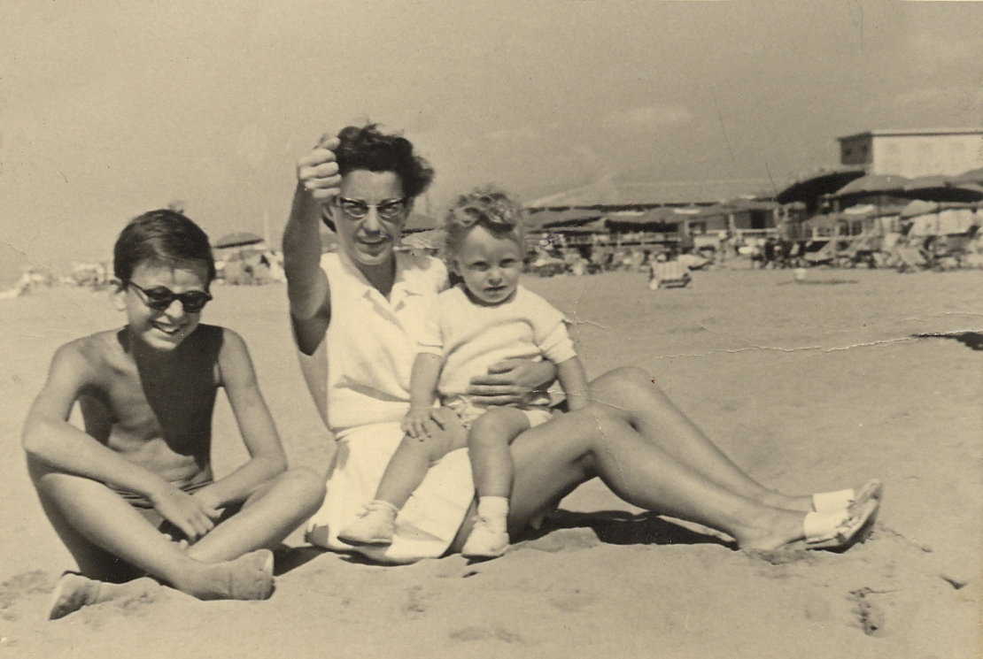 Mamma e figli, in spiaggia a Viareggio, al Principe di Piemonte