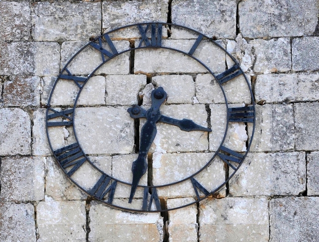 L'orologio della Chiesa di S. Eusanio M. - Il simbolo del sisma del 6 aprile 2009. Fermo alle 3.32.
