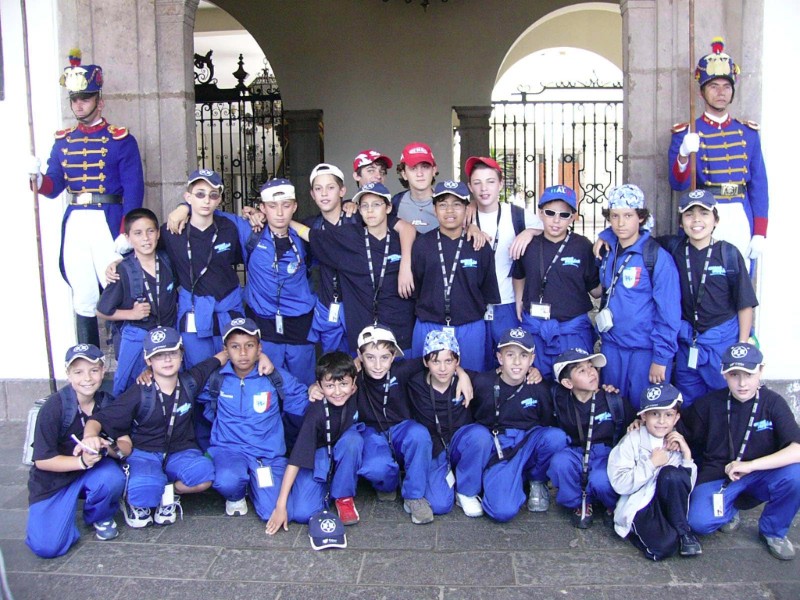 La squadra davanti al palazzo presidenziale a Quito, Ecuador