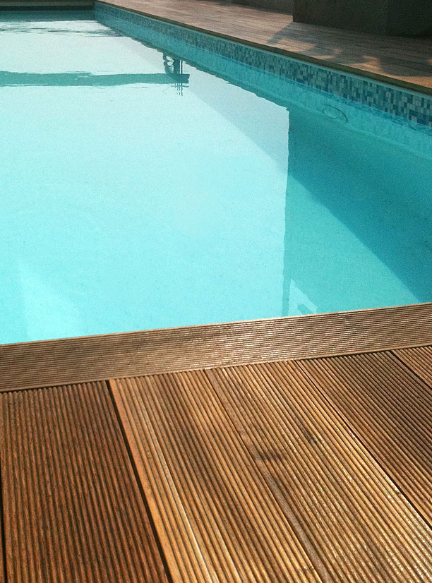 pavimentazione da esterni in una piscina