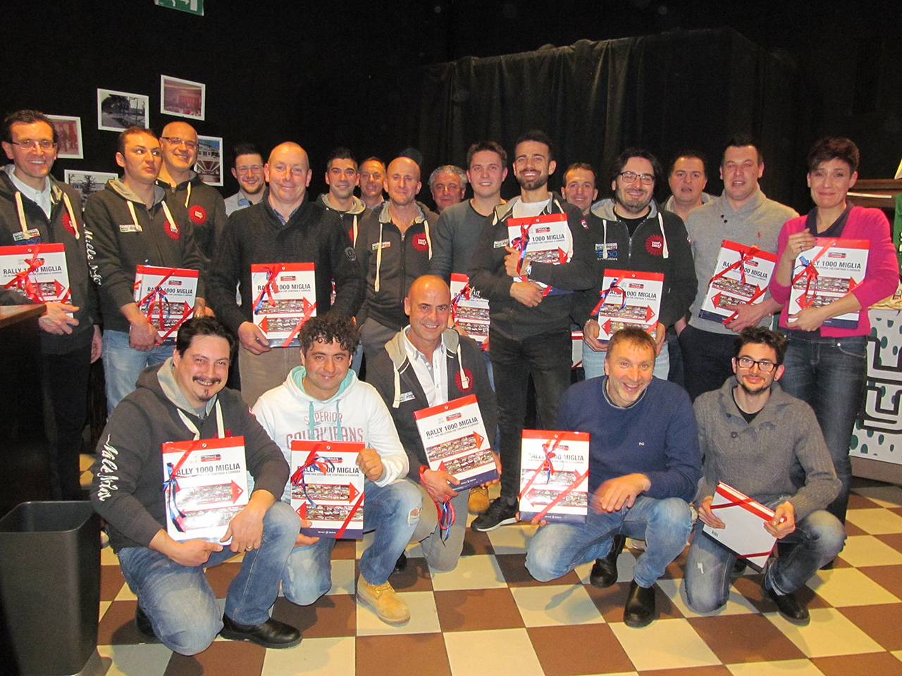 Piloti della Solferino Rally, premiati per la stagione 2016, cui è stata regalata copia del libro