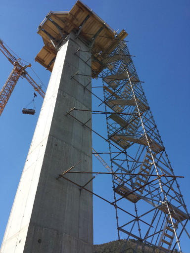 vista dal basso dell'antenna principale in costruzione