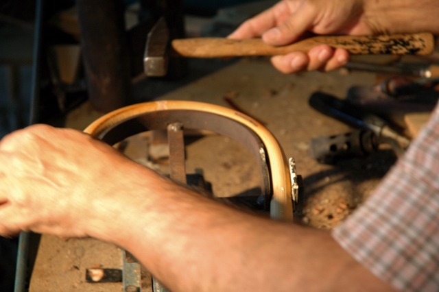 We make handles using bamboo roots and stems. Our artisans curve the material with fire flame.