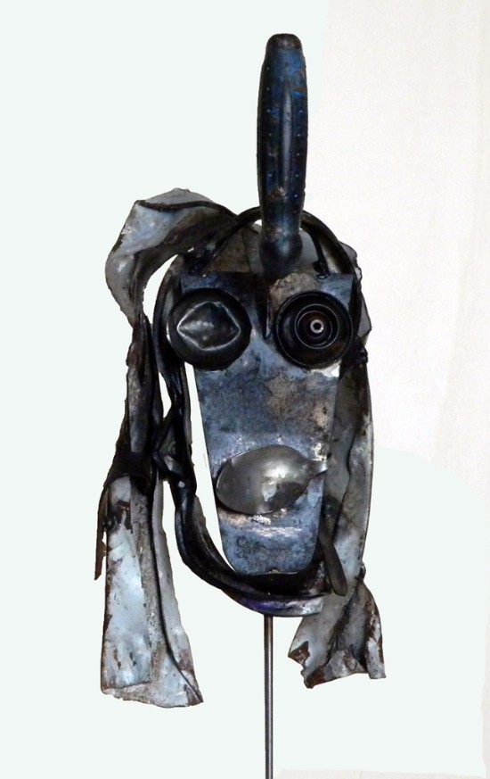   cm 63 x 20 x 18 scultura (assemblaggio di materiali, ferro, latta, plastica)