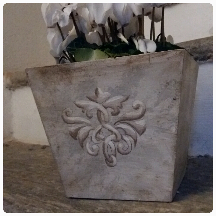 Vaso in legno dipinto a tempera nei toni del grigio e finitura a cera e pigmenti
