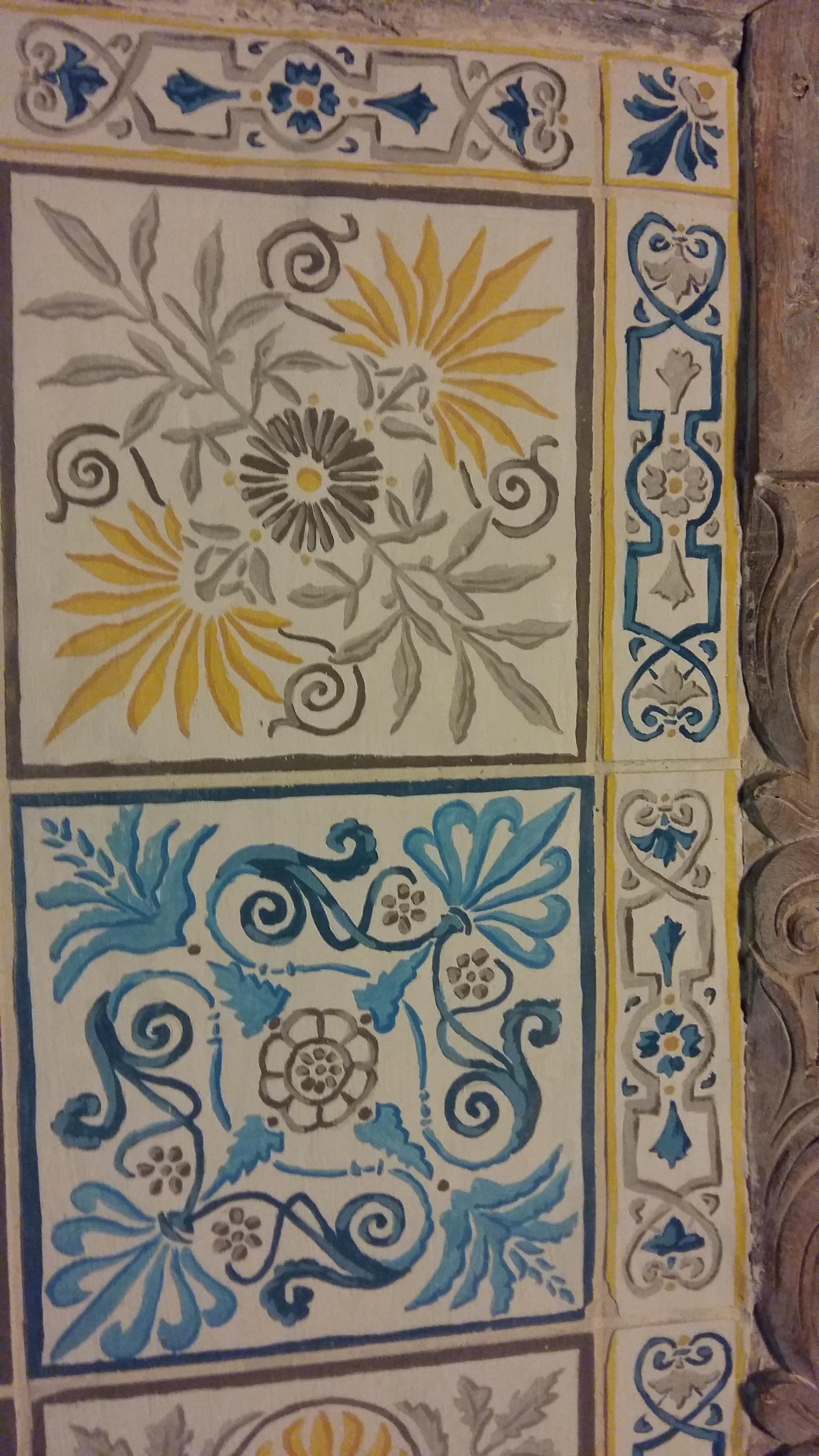 Piano decorato a mattonelle in stile vittoriano dipinte a tempera su stucco steso