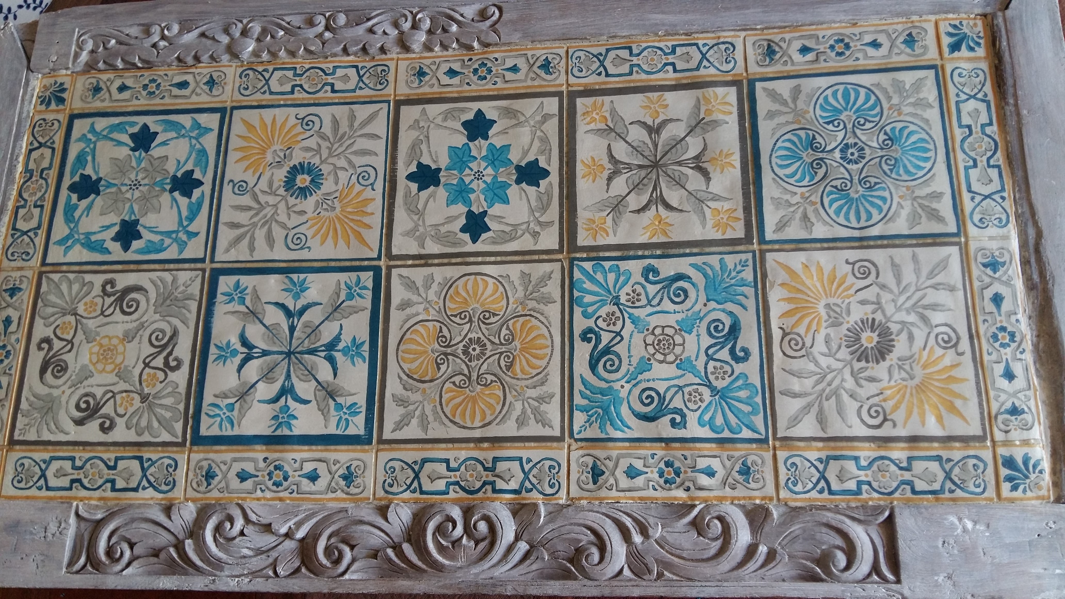 Piano decorato a mattonelle in stile vittoriano dipinte a tempera su stucco steso